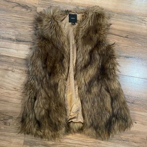 ($42 Value) Forever 21 Size Small Faux Fur Vest With Closure. GREAT CONDITION